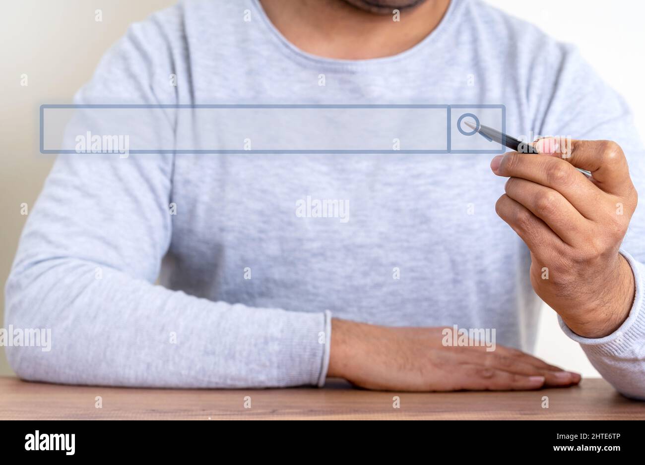 Nahaufnahme Foto einer Hand mit Tablet-Computer-Stift, um Suchmaschine zu verwenden. SEO-Management-Konzept. Stockfoto