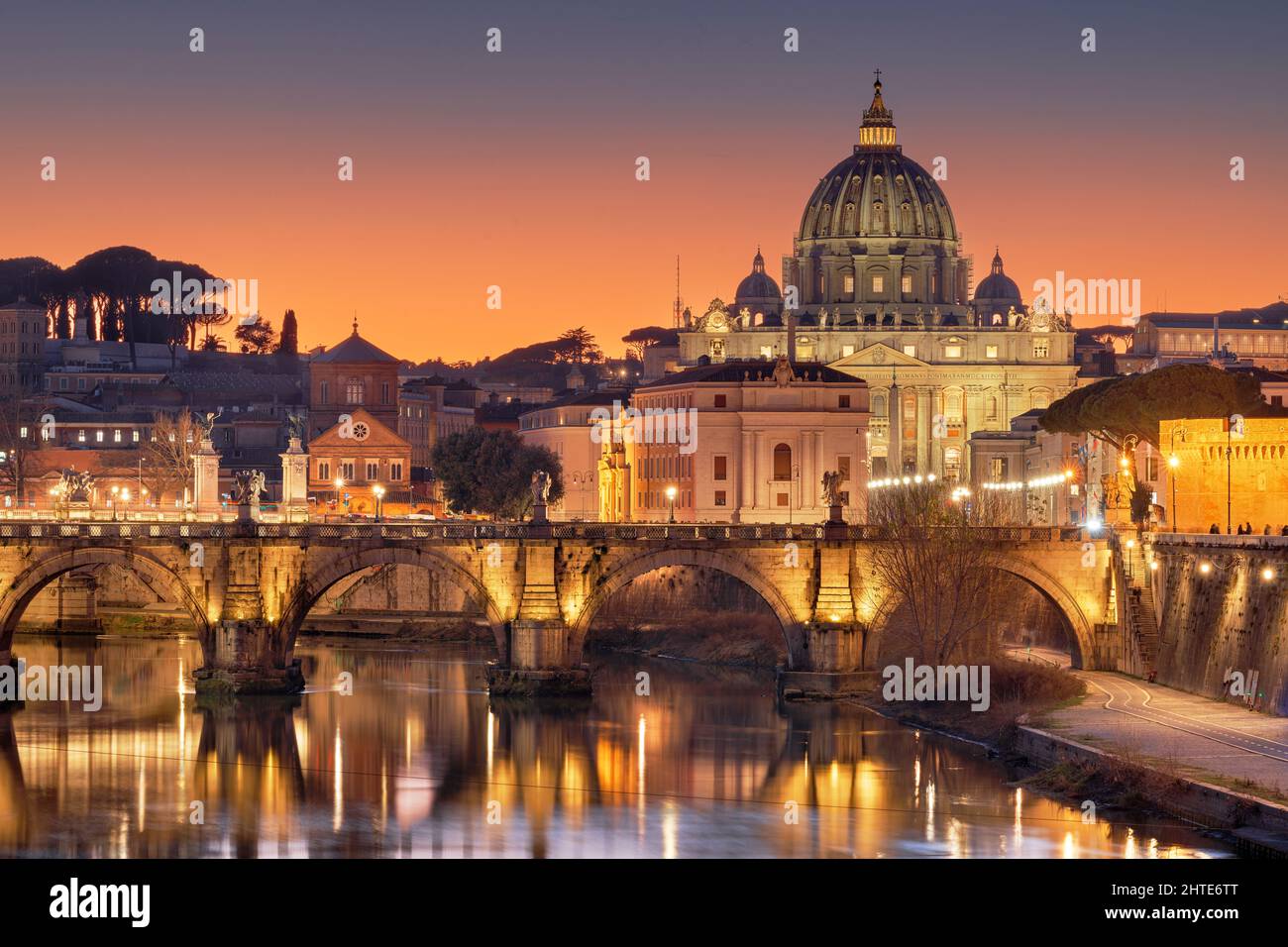Petersdom in der Vatikanstadt am Tiber durch Rom, Italien in der Abenddämmerung. Stockfoto