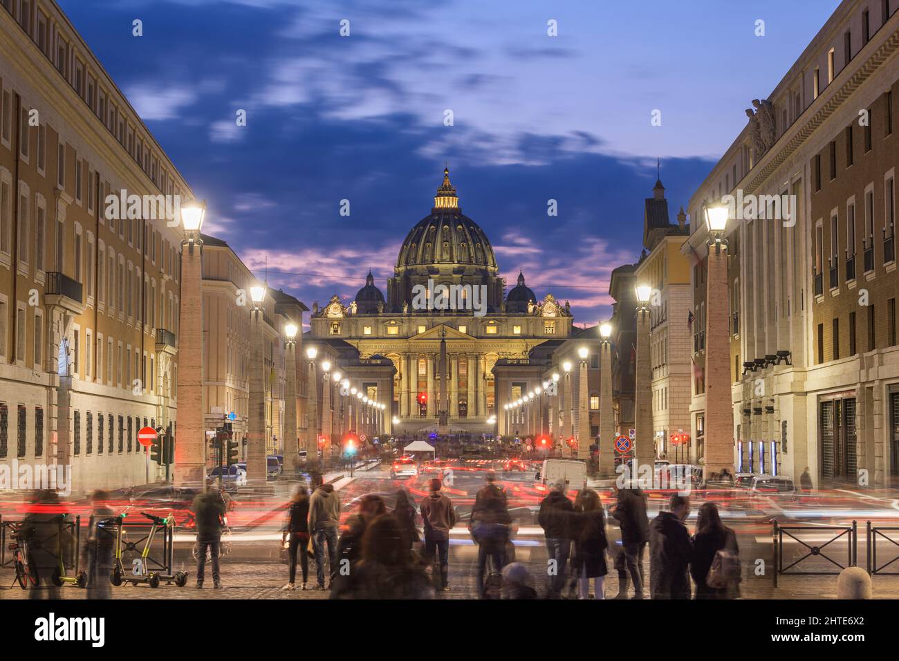 Vatikanstadt, ein Stadtstaat, umgeben von Rom, Italien, mit dem Petersdom in der Dämmerung. Stockfoto