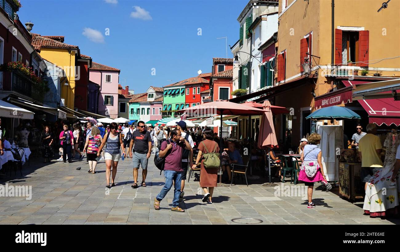 Menschen auf dem Marktplatz an einem sonnigen Tag, Bozen, Italien Stockfoto