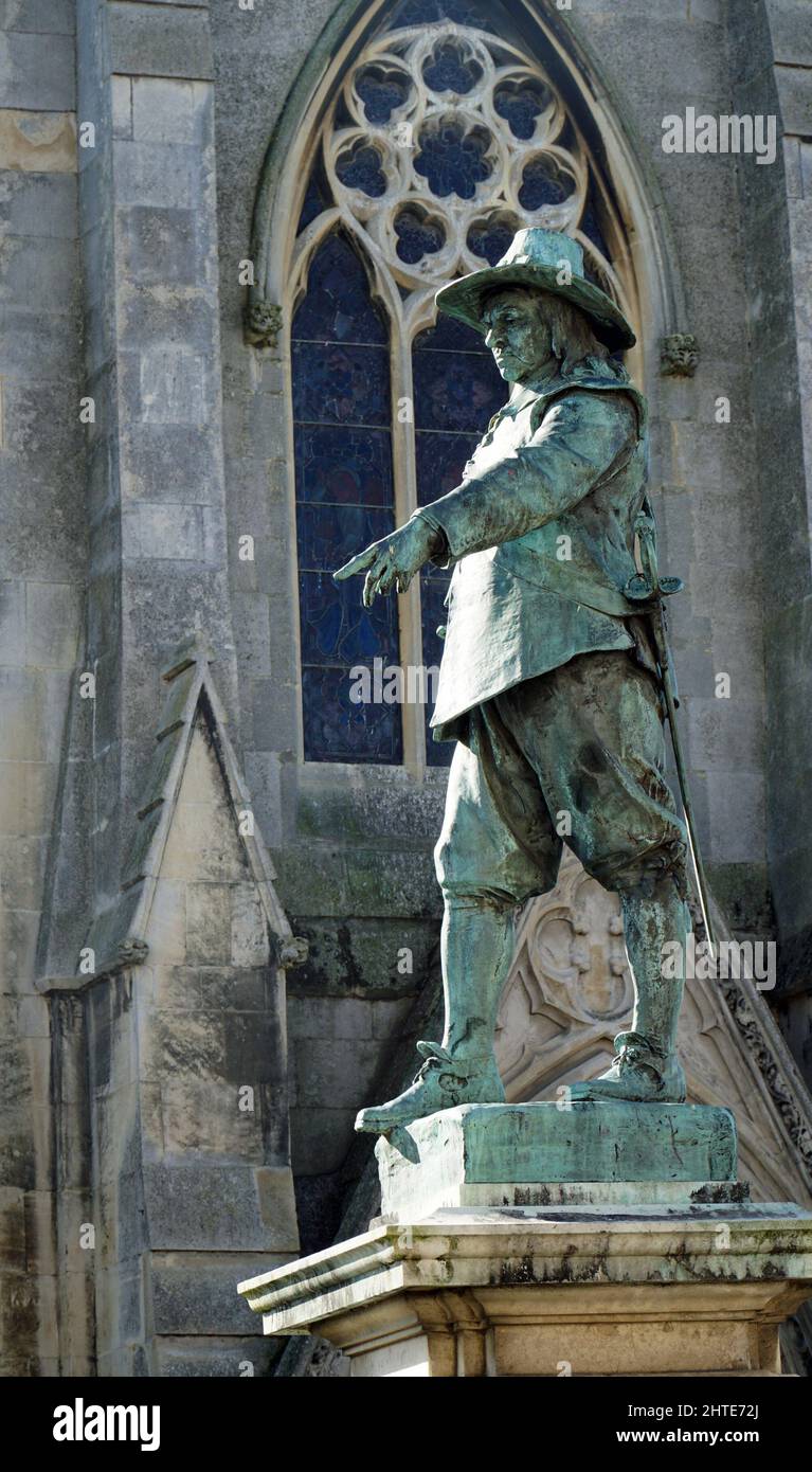 Statue von Oliver Cromwell mit Kirchenfenster im Hintergrund Stockfoto