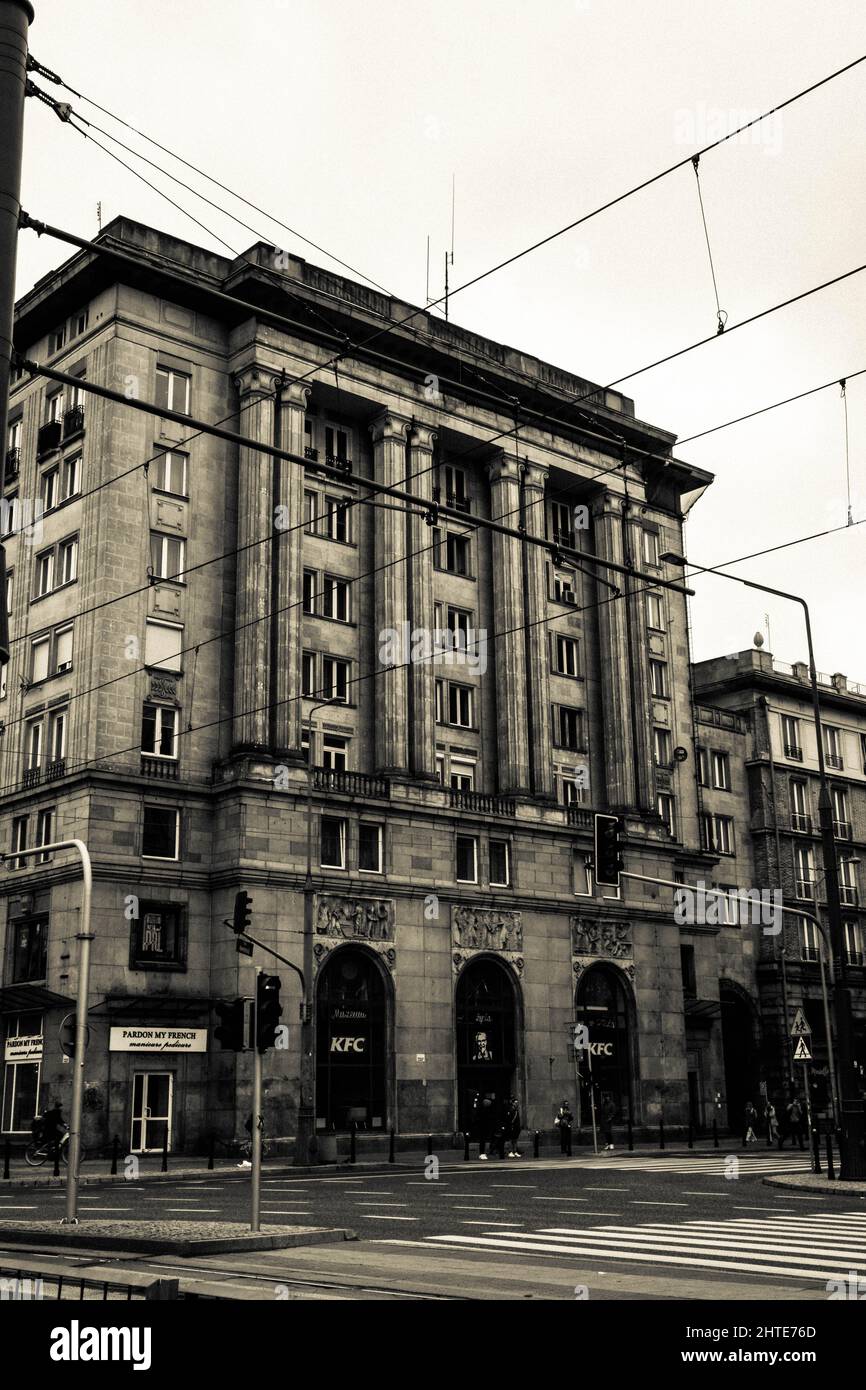 Vertikale Graustufenaufnahme des Gebäudes, das einst für Verwaltungszwecke verwendet wurde. Warschau, Polen. Stockfoto
