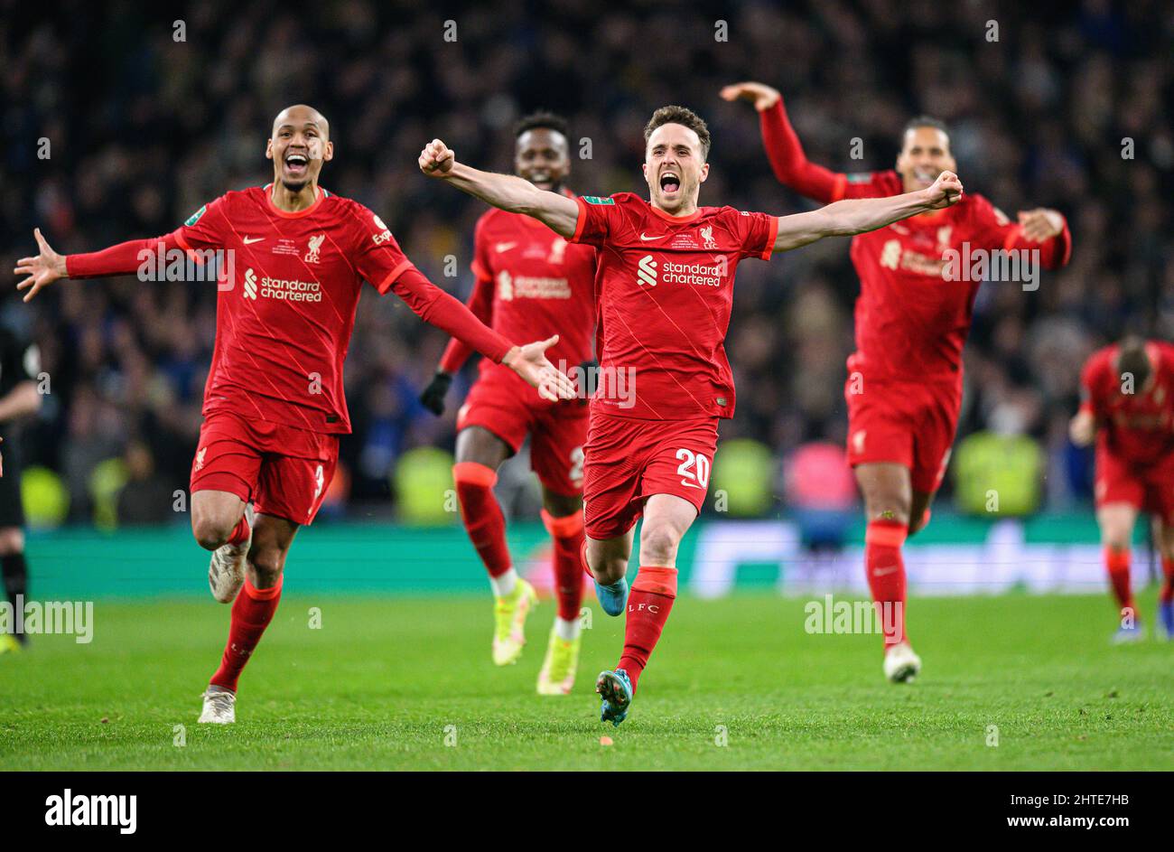 London, Großbritannien. 27.. Februar 2022. 27. Februar 2022 - Chelsea gegen Liverpool - Carabao Cup - Finale - Wembley Stadium Andy Robertson und Liverpool-Spieler feiern den Sieg beim Elfmeterschießen im Carabao Cup Finale im Wembley Stadium. Bildnachweis: Kredit: Mark Pain/Alamy Live Nachrichten Stockfoto