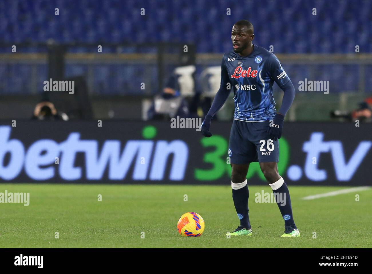 Der senegalesische Verteidiger des SSC Napoli, Kalidou Koulibaly, kontrolliert den Ball während des Fußballspiels der Serie A zwischen der SS Lazio und dem SSC Napoli. Napoli gewann 2:1. Stockfoto