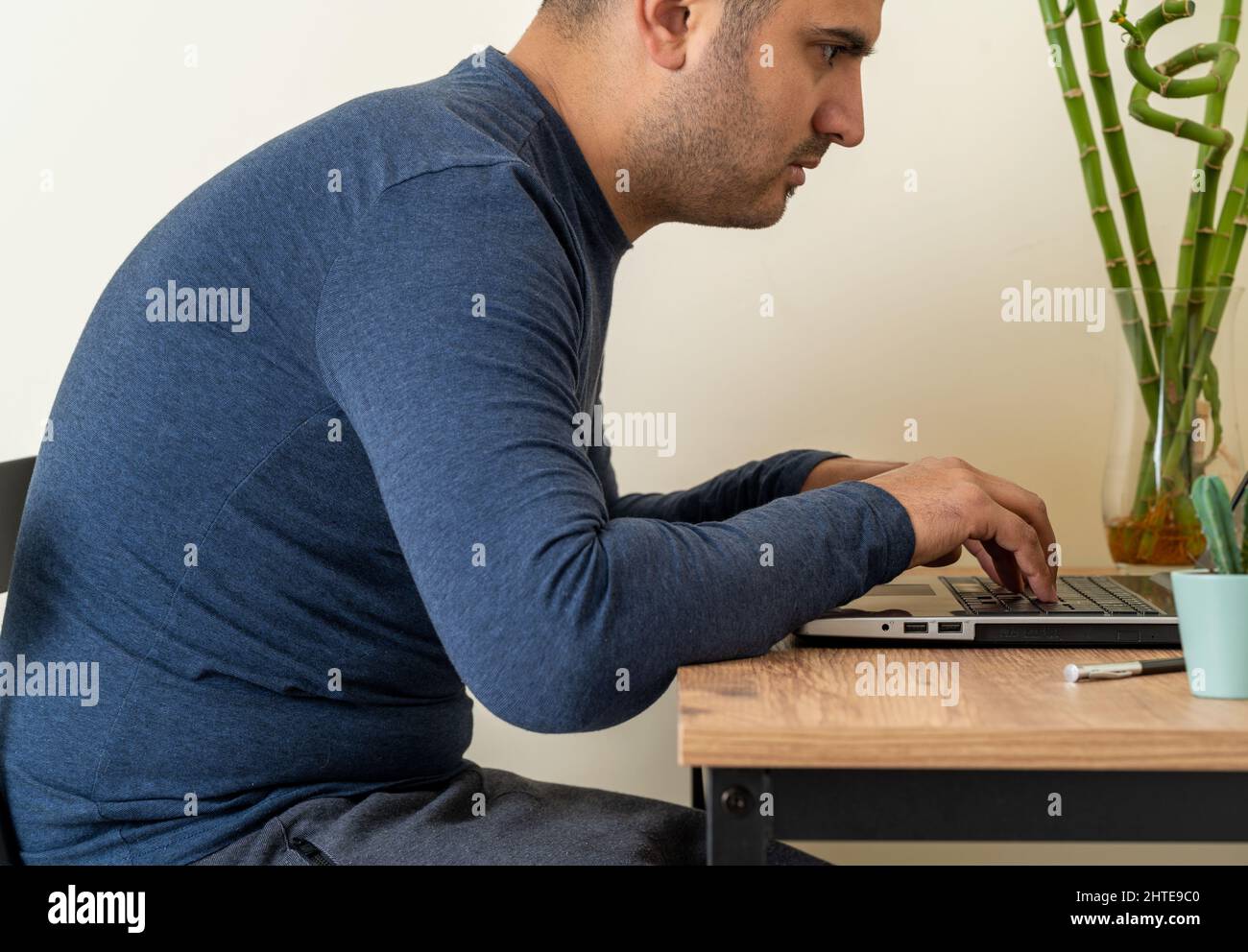 Seitenansicht eines Mannes mit Skoliose, gebeugter Rückenlage, Positionsfehler, Krümmung oder falscher Wirbelsäule. Stockfoto
