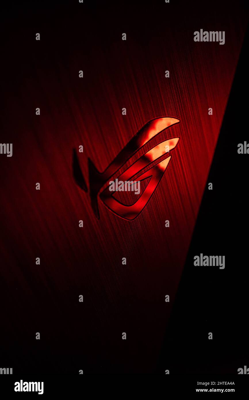 Szenische Aufnahme des Logos von ROG Asus, Hardware für Gamer, in roter Farbe in der Dunkelheit Stockfoto