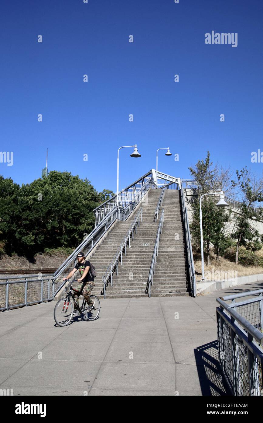 Vertikale Aufnahme der Fußgängertreppe der Eastbank Esplanade in Portland, USA Stockfoto
