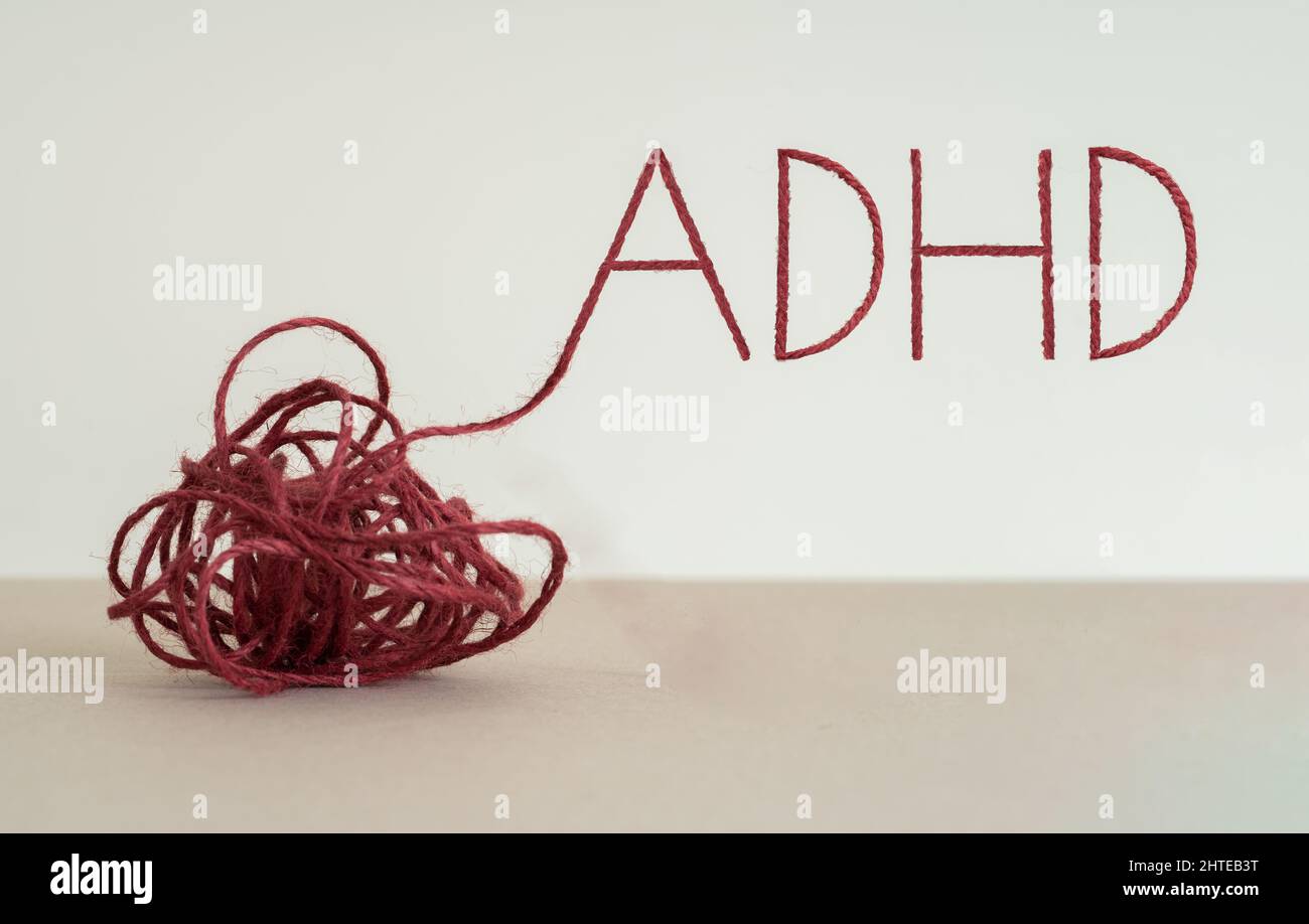 Knoten geschrieben „ADHS“ durch Verwendung von roten Seil. Konzept der Aufmerksamkeitsdefizit-Hyperaktivitätsstörung und der psychischen Störung im frühen Alter auf Konzentration. Stockfoto
