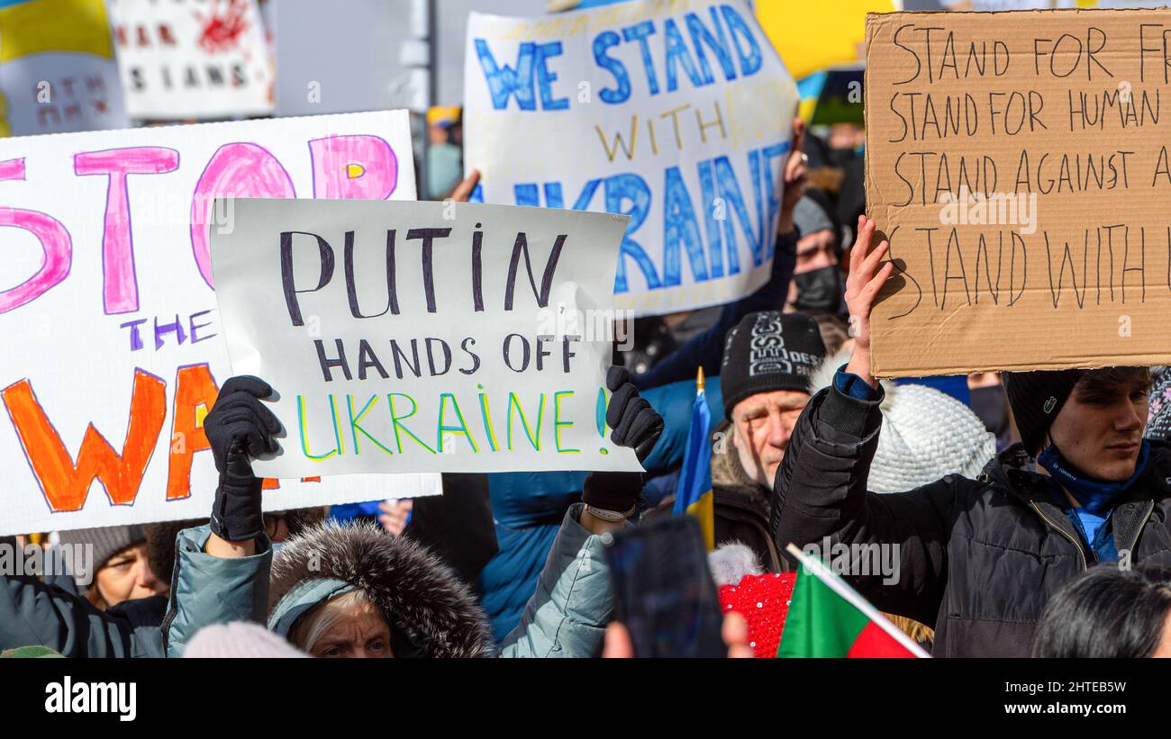 Toronto, Kanada - 27. Februar 2022: Eine Gruppe von Schildern, die von der Menge der Demonstranten gehalten wurden. Die Kundgebung zur Unterstützung der Ukraine und gegen den russischen Invasio Stockfoto