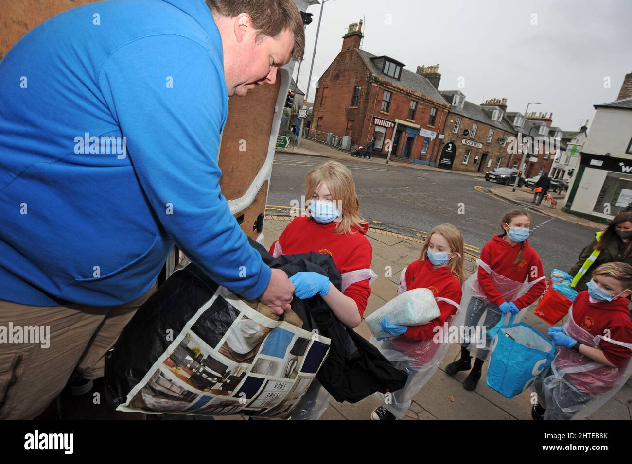 Mauchline, Ayrshire, Schottland, Großbritannien. 28.. Februar 2022. Absetzung für ukrainische Flüchtlinge an der Snug , Mauchline, Ayrshire, Schottland. Kredit: CDG/Alamy Live Nachrichten Stockfoto