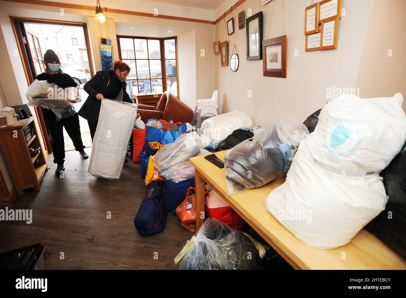 Mauchline, Ayrshire, Schottland, Großbritannien. 28.. Februar 2022. Absetzung für ukrainische Flüchtlinge an der Snug , Mauchline, Ayrshire, Schottland. Kredit: CDG/Alamy Live Nachrichten Stockfoto