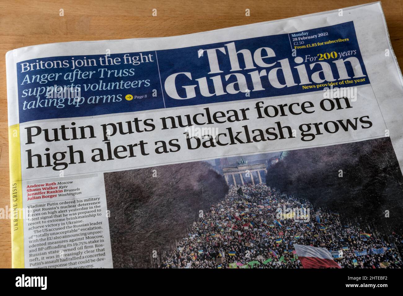 18. Februar 2022 die Schlagzeile des Guardian über die Ukraine-Krise lautet: Putin setzt Atomkraft auf hohe Alarmbereitschaft, wenn die Gegenreaktion zunimmt. Stockfoto