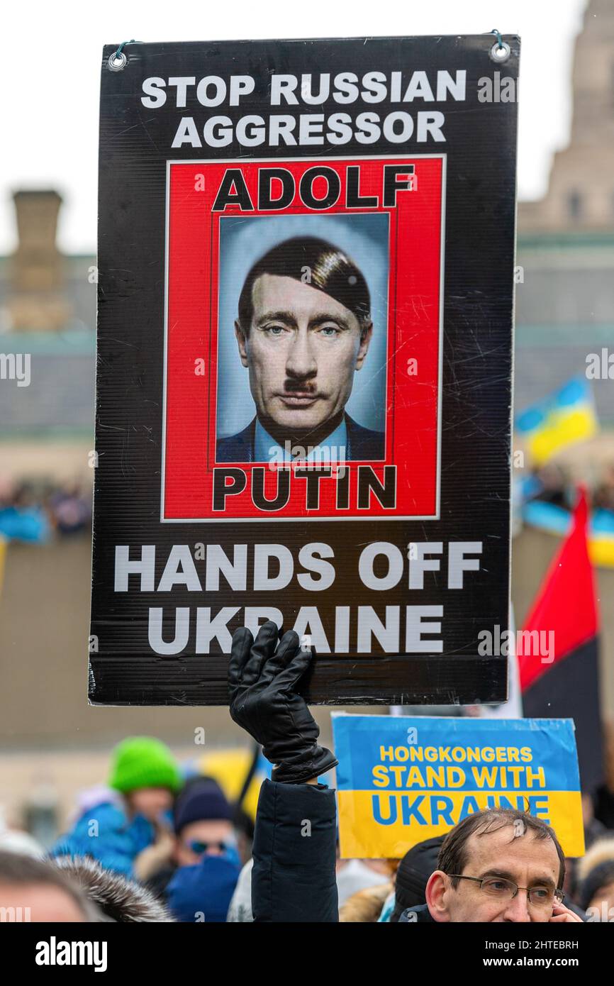 Toronto, Kanada - 27. Februar 2022: Ein Zeichen, das Putin mit Adolf Hitler vergleicht. Die Kundgebung zur Unterstützung der Ukraine und gegen die russische Invasion begann Stockfoto