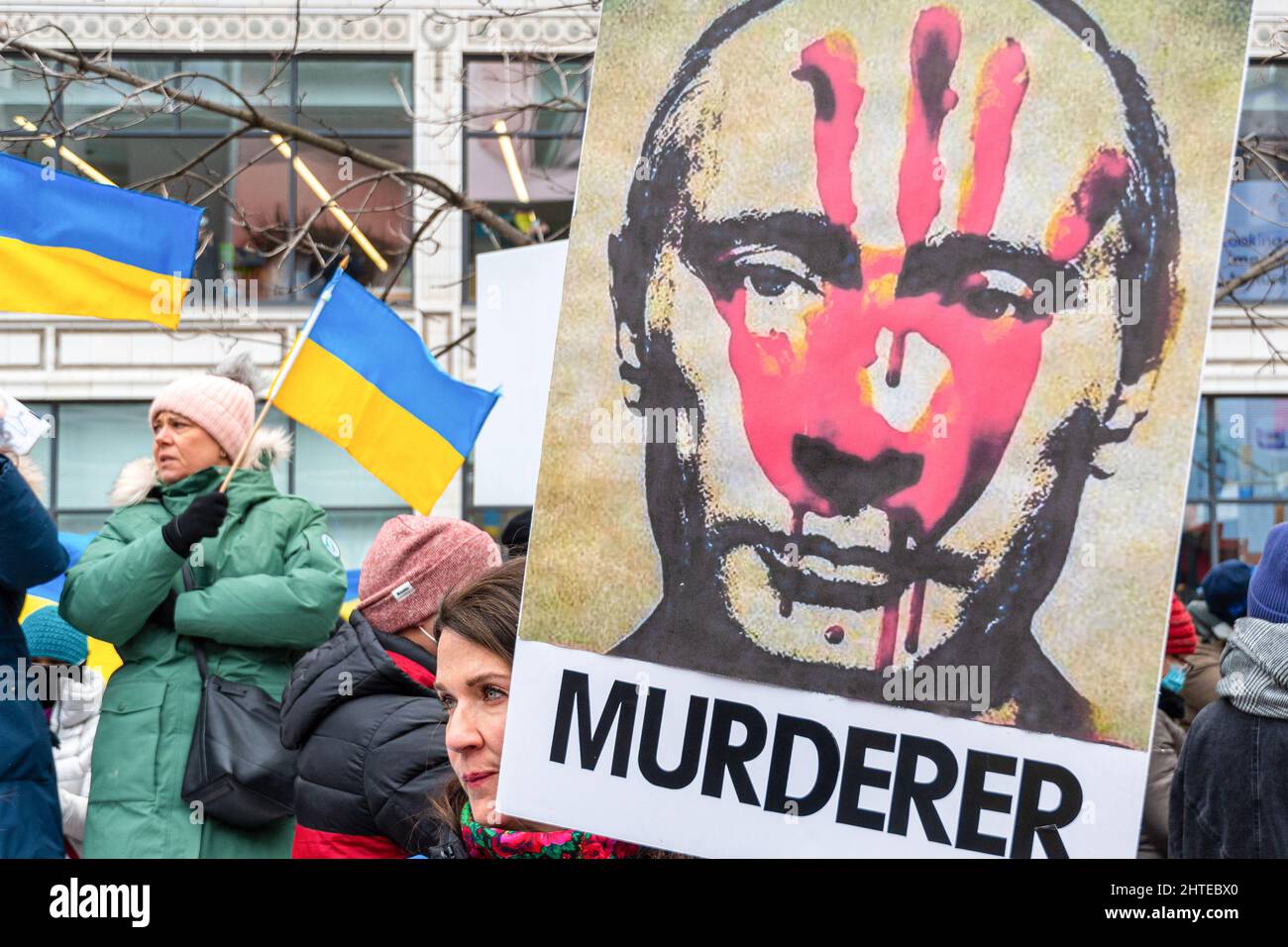 Toronto, Kanada - 27. Februar 2022: Ein Schild mit einem Blutzeichen, das den „Putin-Mörder“ erklärt. Die Kundgebung zur Unterstützung der Ukraine und gegen die Russi Stockfoto