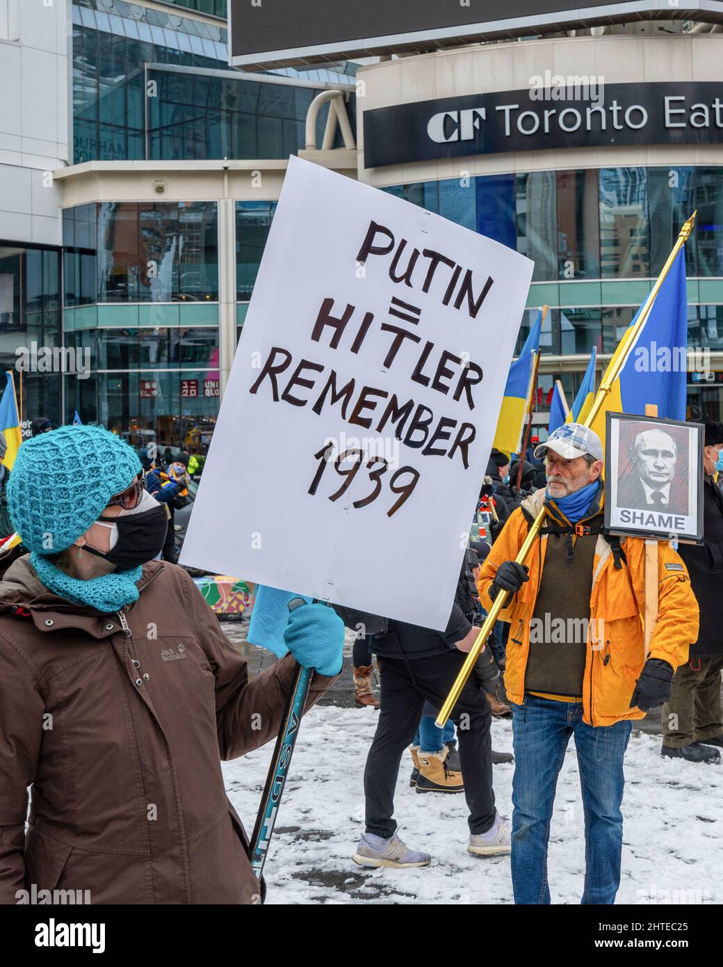 Toronto, Kanada - 27. Februar 2022: Eine Frau, die an der Demonstration teilnahm, mit einem Schild mit der Aufschrift: „Putin = Hitler, Remember 1939“. Die Kundgebung zur Unterstützung Stockfoto