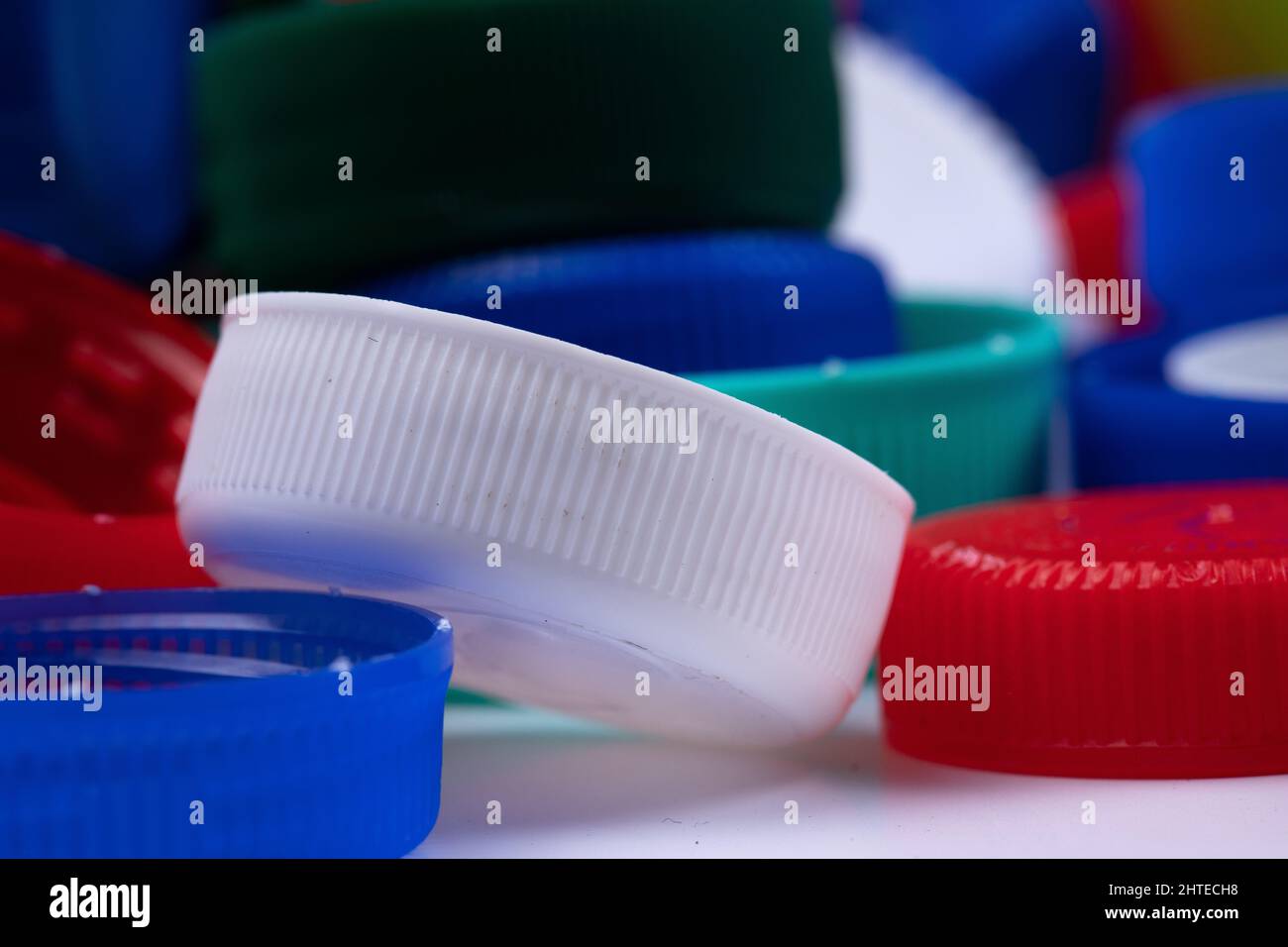 Nahaufnahme der Schraubverschlüsse aus weißem Kunststoff Stockfoto