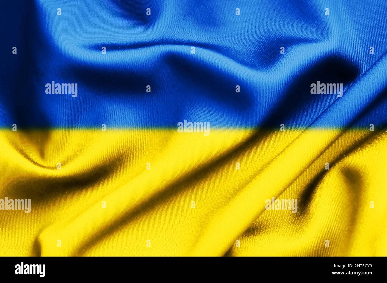 Ukrainische gelbe und blaue Flagge Textil-Hintergrund. Ukraine Krieg, nationale patriotische Unterstützung und Stolz Stockfoto