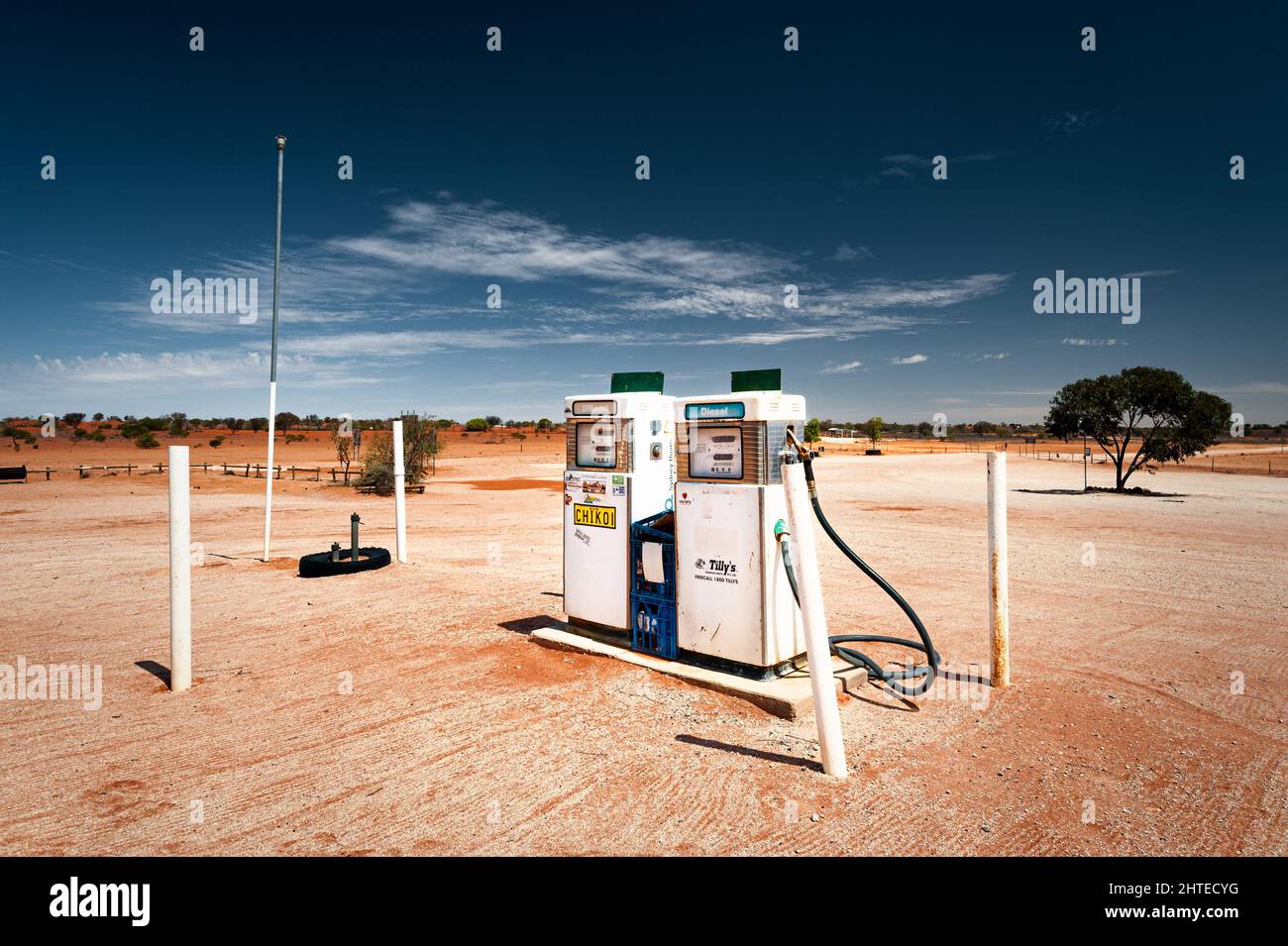 Kraftstoffpumpe bei Cameron Corner im australischen Outback. Stockfoto