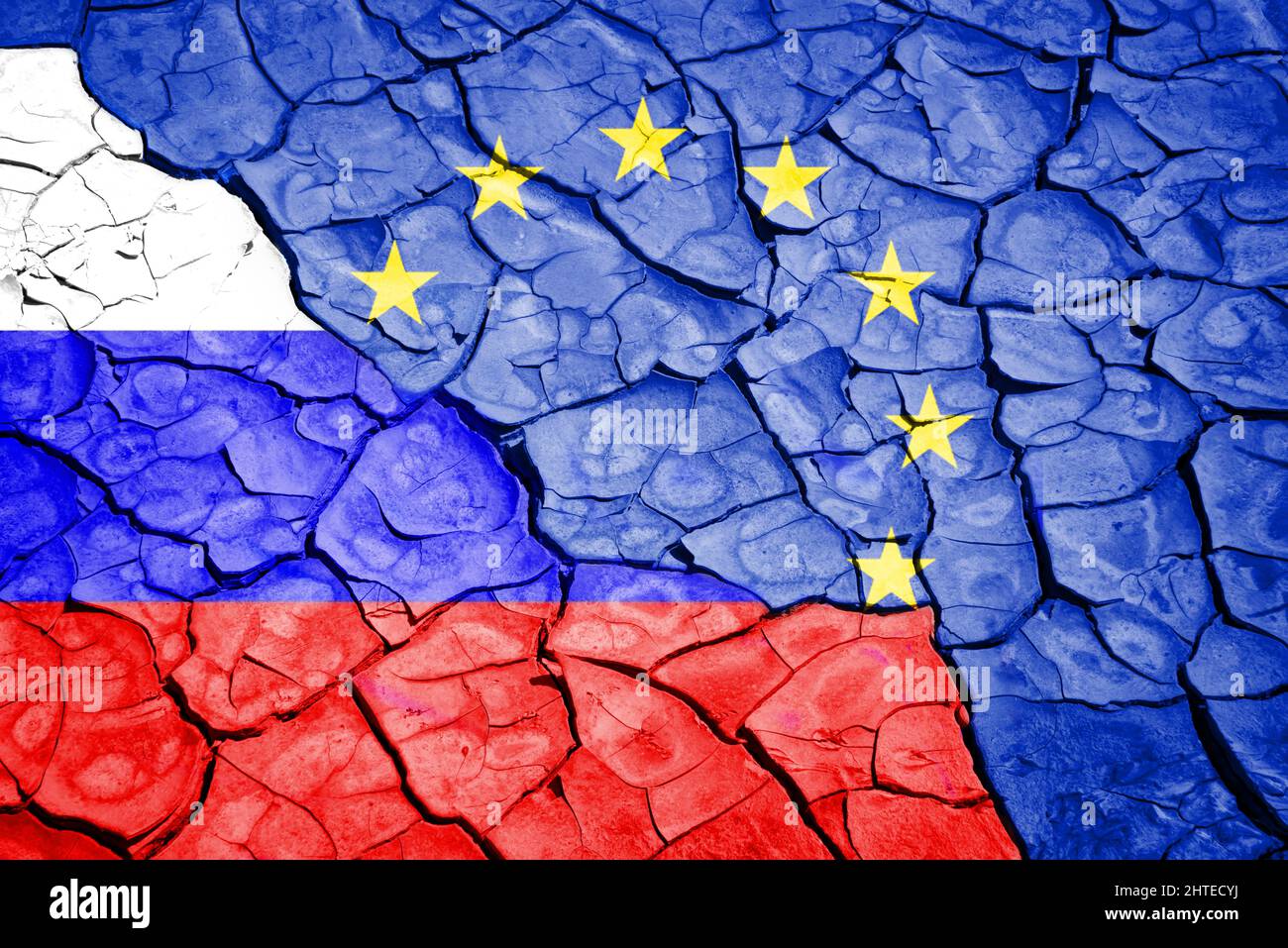 Russische und europäische Flaggen auf gebrochenem Boden. Europa und Russland Krisenkonzept während des Ukraine-Krieges Stockfoto