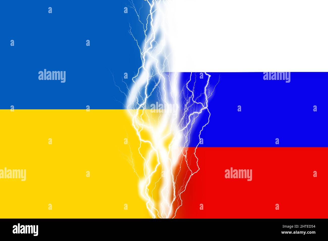 Blitze wirken zwischen Flaggen der Ukraine und Russland. Ukrainische russische Kriegsillustration Stockfoto