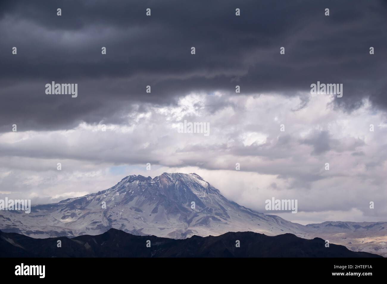 Der Vulkan Descabezado Grande, chilenische Anden. Blick vom Enladrillado-Hochplateau Stockfoto
