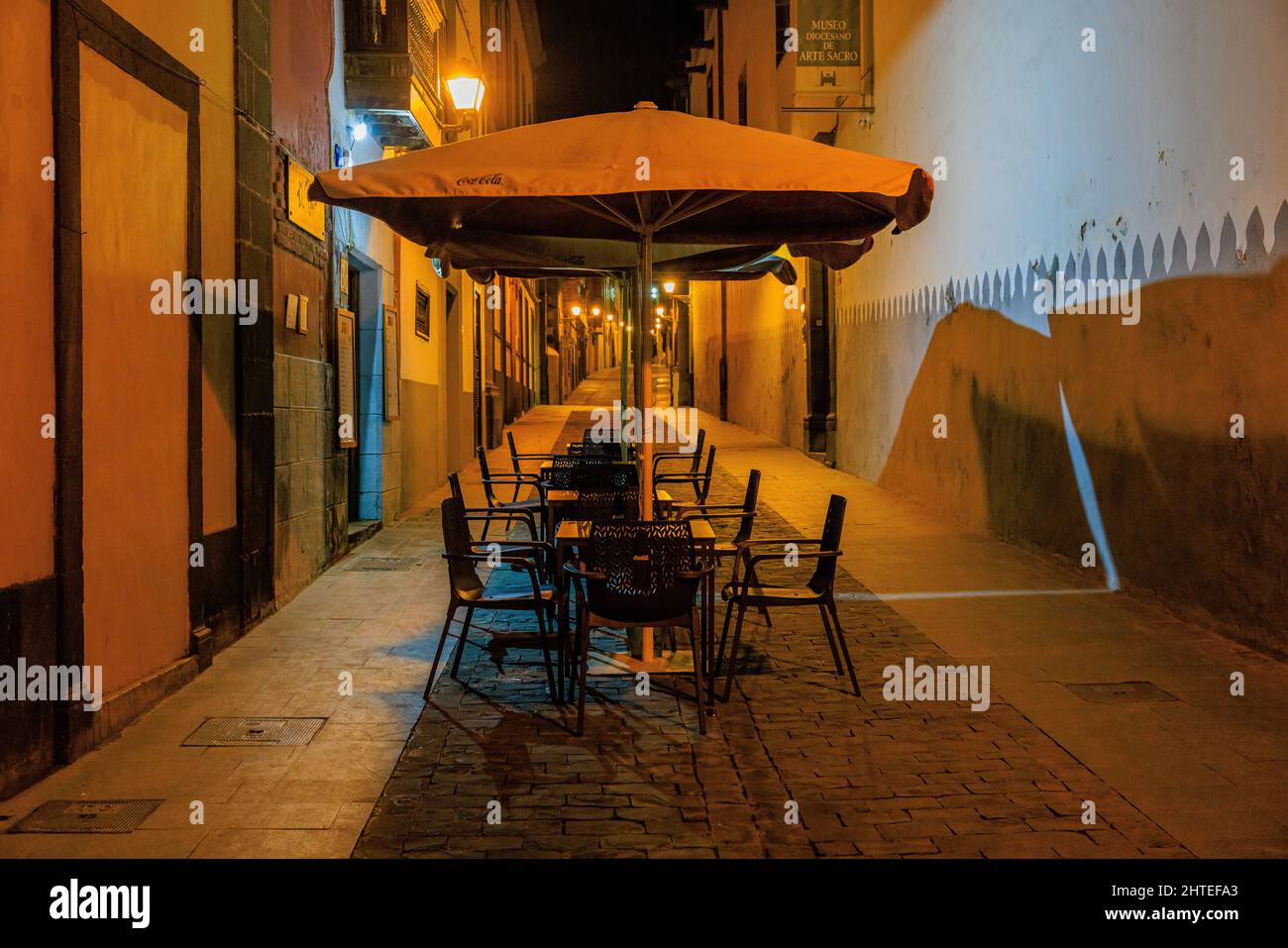 stimmungsvolle Szene eines leeren Straßencafés calle del espiritu santo las palmas gran canaria Stockfoto