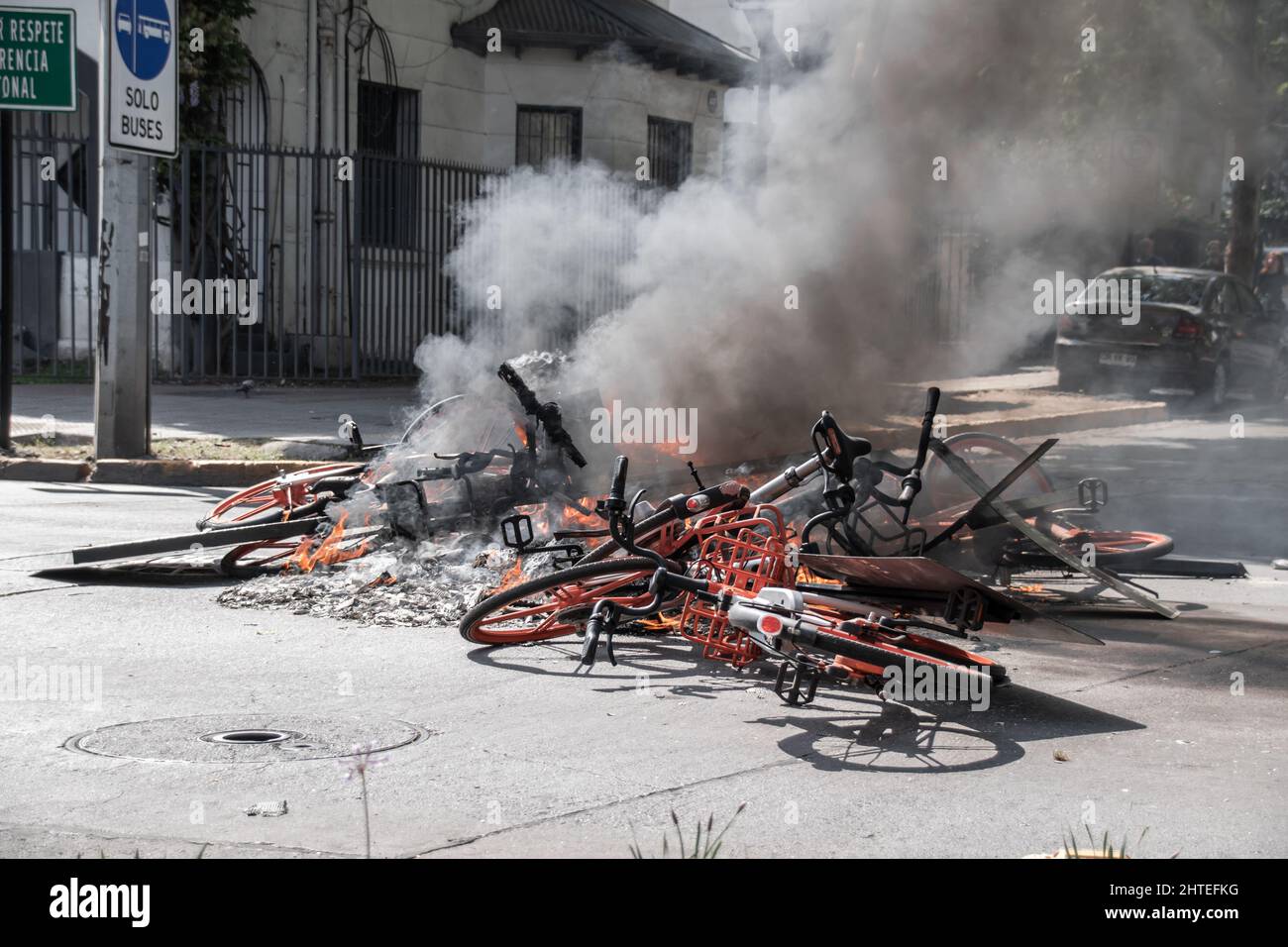 Brennen von Fahrrädern während der ersten Tage der Unruhen während der sozialen Demonstrationen im Oktober 19. 2019 in Santiago de Chile Stockfoto