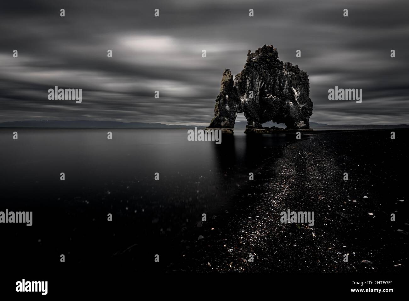 Berühmte Felsformation von Hvitserkur bei einer stimmungsvollen Sommernacht. Stockfoto