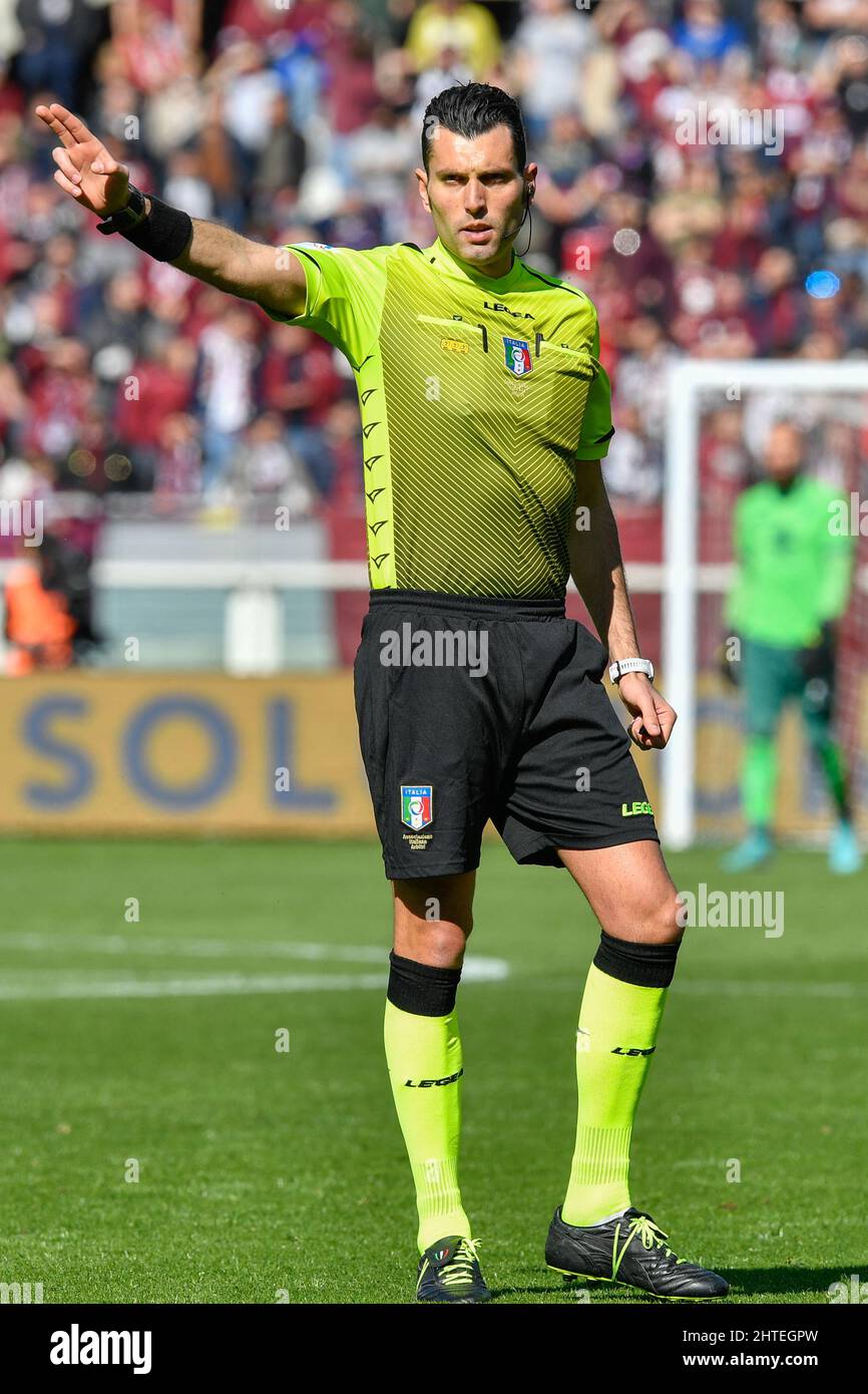 Turin, Italien. 27., Februar 2022. Schiedsrichter Manuel Volpi sah während der Serie Ein Spiel zwischen Turin und Cagliari im Stadio Olimpico in Turin. (Bildnachweis: Gonzales Photo - Tommaso Fimiano). Stockfoto