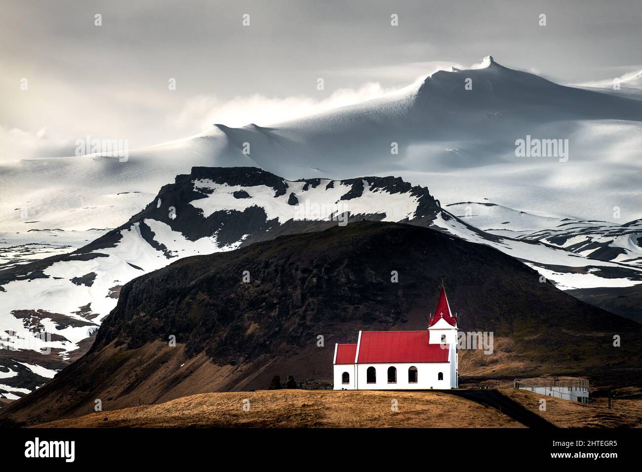 Schöne Injaldsholkirkja am Fuße des Snaefellsjökull Gletschers. Stockfoto