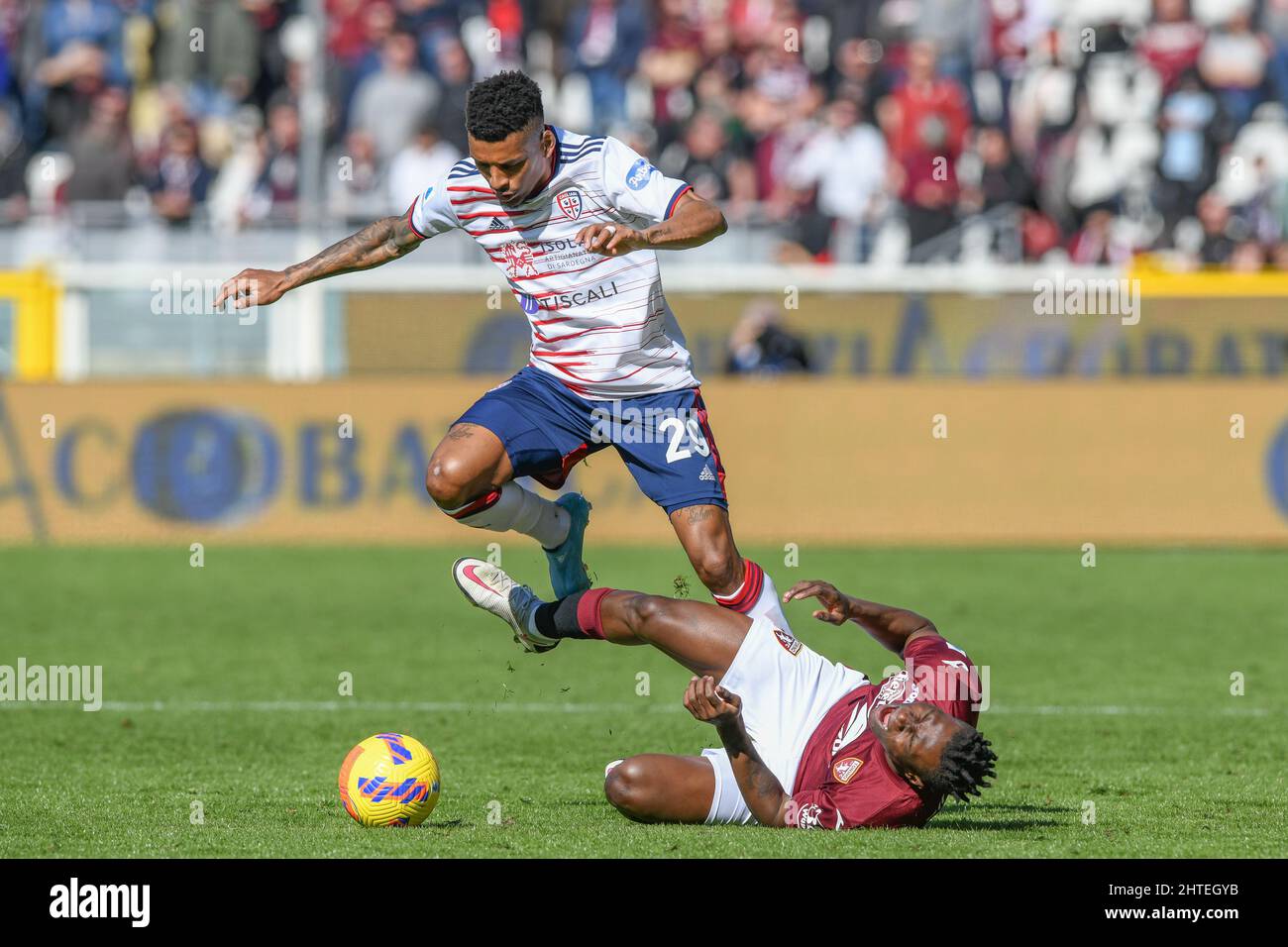 Turin, Italien. 27., Februar 2022. Wilfried Singo (17) aus Turin und Dalbert (29) aus Cagliari sahen während der Serie Ein Spiel zwischen Turin und Cagliari im Stadio Olimpico in Turin. (Bildnachweis: Gonzales Photo - Tommaso Fimiano). Stockfoto