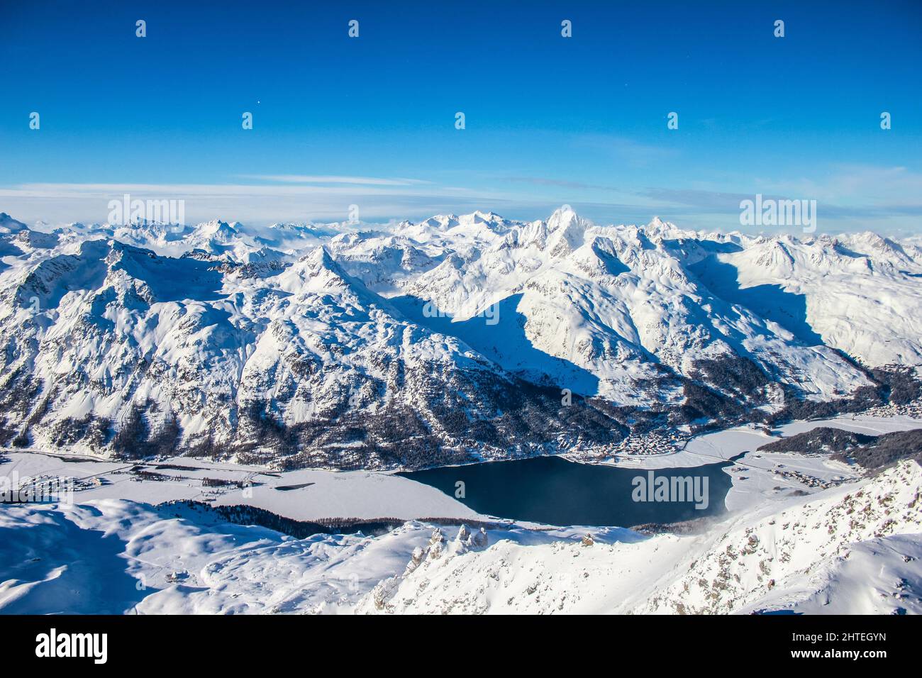 Blick auf Silvaplana und den gefrorenen Silvaplanersee aus den Bergen oben im Winter, Schweiz Stockfoto