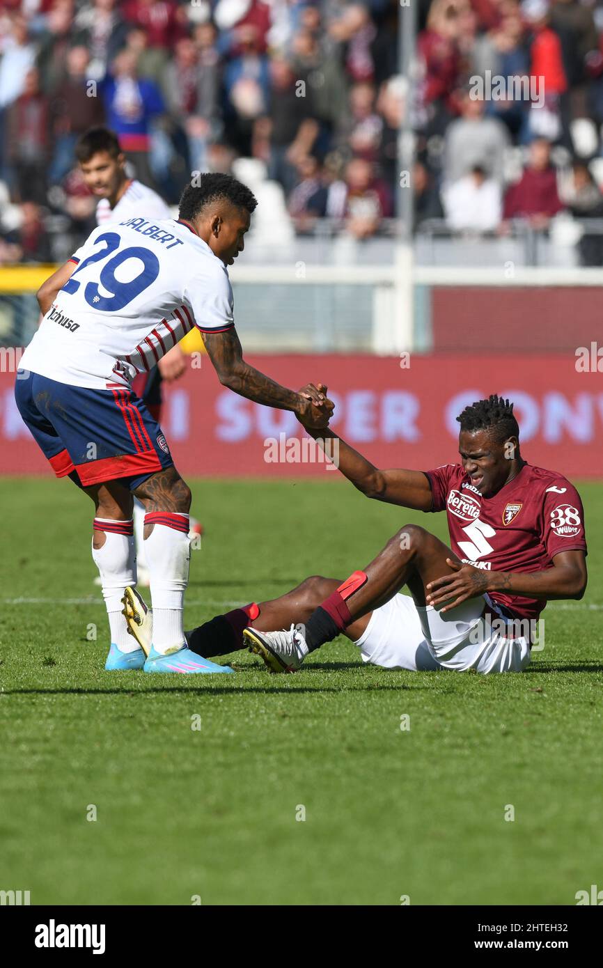 Turin, Italien. 27., Februar 2022. Wilfried Singo (17) aus Turin und Dalbert (29) aus Cagliari sahen während der Serie Ein Spiel zwischen Turin und Cagliari im Stadio Olimpico in Turin. (Bildnachweis: Gonzales Photo - Tommaso Fimiano). Stockfoto