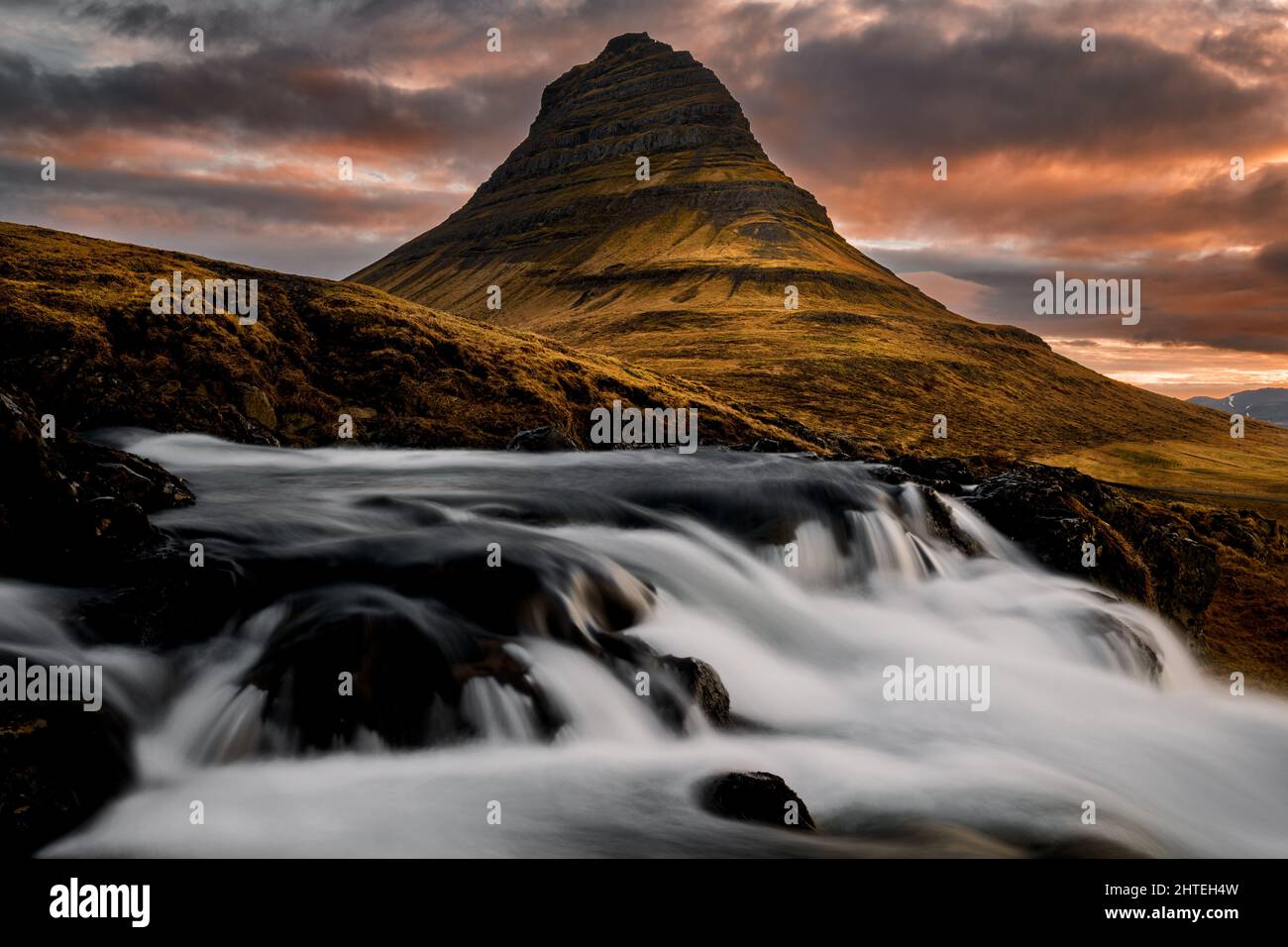 Der berühmte Kirkjufell Berg am Ende des Tages. Stockfoto