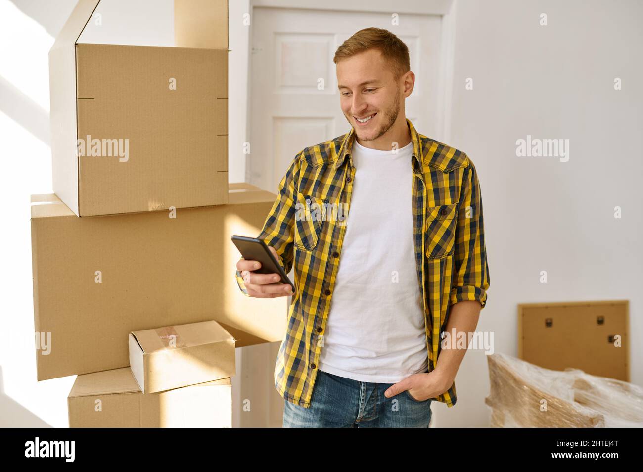 Mann mit Videoanruf von neuem Zuhause Stockfoto
