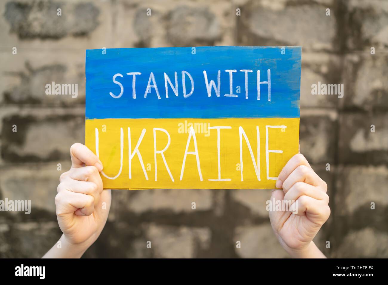 Demonstrator mit Plakat „Stand mit der Ukraine“ Stockfoto