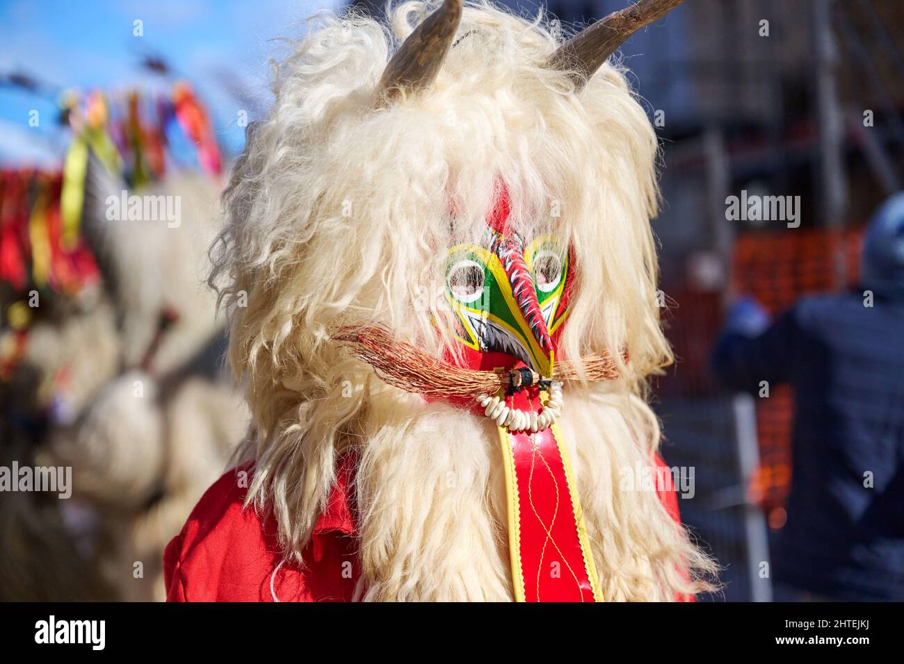 Buntes Gesicht von Kurent, slowenische traditionelle Maske, Karnevalszeit. Traditionelle Maske im februar für Winterverfolgung, Karneval, Slowenien. Stockfoto