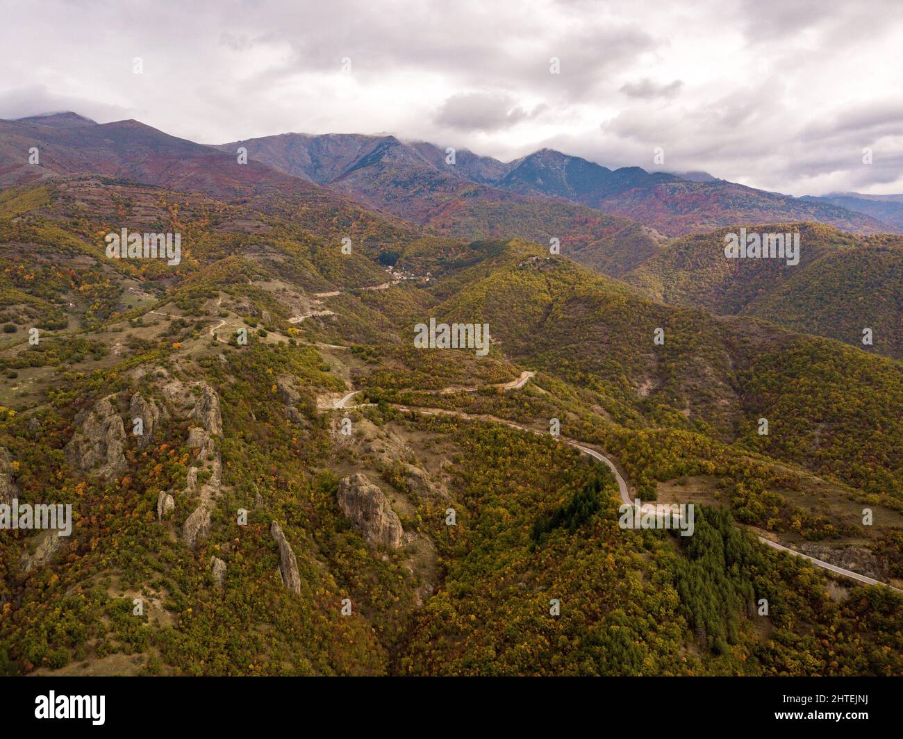 Eine malerische Aussicht auf die Straße entlang der Rila-Bergkette in Bulgarien im Herbst Stockfoto