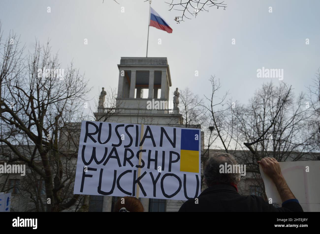 Mehr als 100,000 nahmen an einer Demonstration in Berlin, Deutschland, gegen Putin und die russische Invasion in der Ukraine - 27. Februar 2022 Teil. Stockfoto