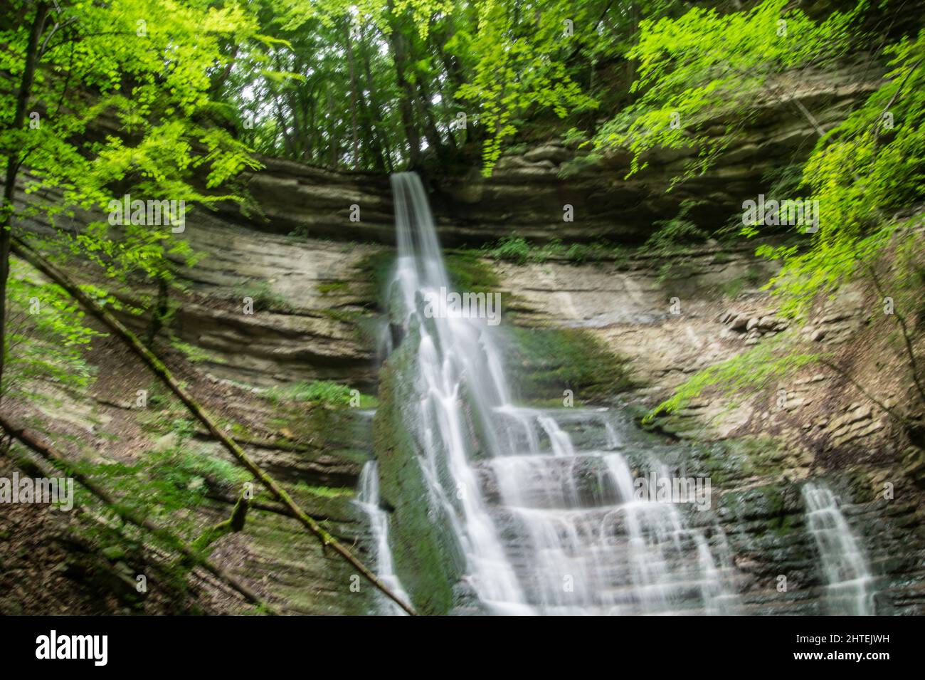 Eine Nahaufnahme eines Wasserfalls von Dioca, Isere, Frankreich Stockfoto