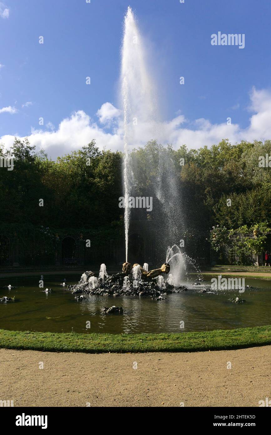 Vertikale Aufnahme des Enceladus-Brunnens in den Gärten von Versailles, Paris, Frankreich Stockfoto