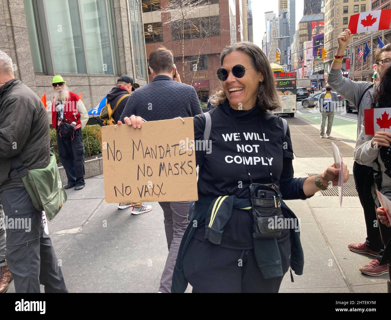 Demonstranten versammeln sich am Donnerstag, dem 17. Februar 2022, vor dem New Yorker Sheraton Hotel in New York, um sich gegen die COVID-19-Impfung und das Maskentragen von Mandaten in New York zu mobilisieren. (© Frances M. Roberts) Stockfoto