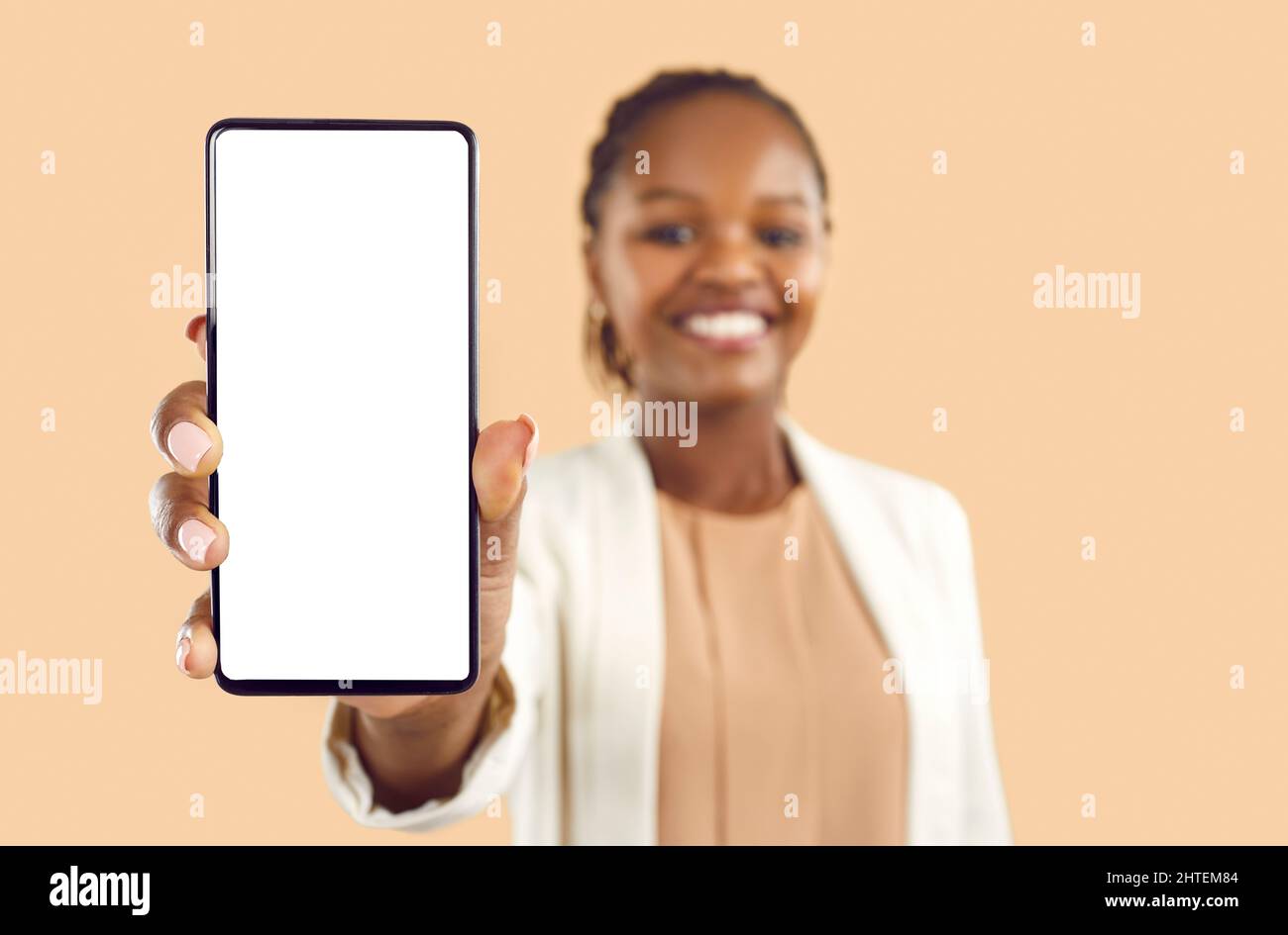 Frau hält Smartphone zeigen weißen Mockup-Bildschirm Stockfoto