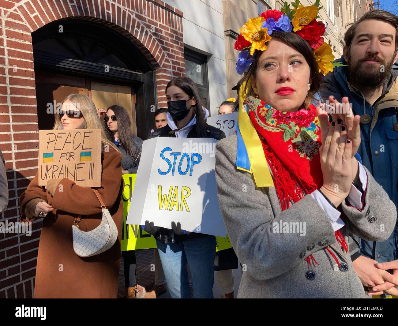 Mitglieder der LGBTQ+-Gemeinschaft, ihre Unterstützer und Ukrainisch-Amerikaner protestieren gegen die russische Invasion und zeigen am Samstag, 26. Februar 2022, Unterstützung für die Bürger der Ukraine vor dem Stonewall Inn in Greenwich Village in New York. (© Frances M. Roberts) Stockfoto