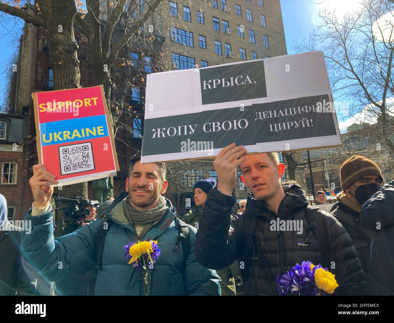 Mitglieder der LGBTQ+-Gemeinschaft, ihre Unterstützer und Ukrainisch-Amerikaner protestieren gegen die russische Invasion und zeigen am Samstag, 26. Februar 2022, Unterstützung für die Bürger der Ukraine vor dem Stonewall Inn in Greenwich Village in New York. (© Frances M. Roberts) Stockfoto