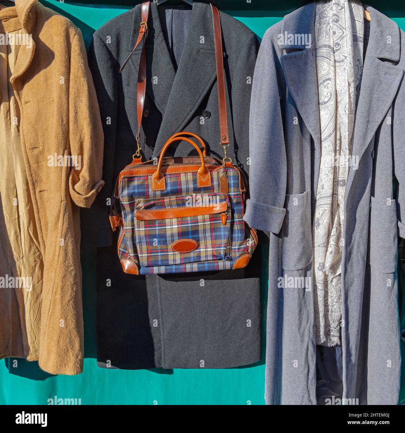 Große Moderne Tartan-Tasche Mit Braunen Lederdetails Stockfoto