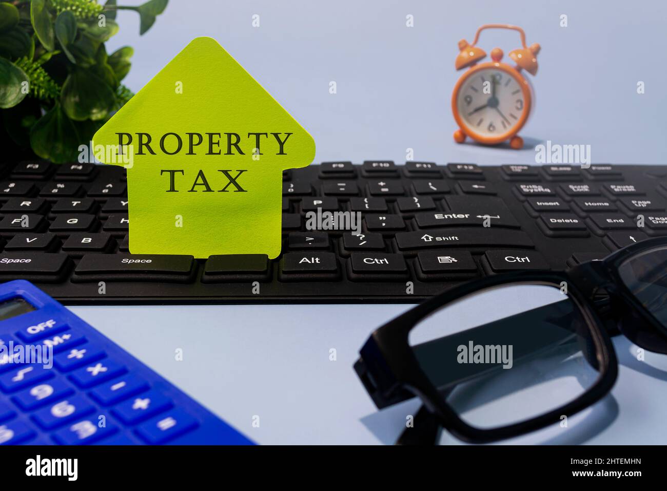 Text zur Grundsteuer auf gelbem Papier auf einem Schreibtisch. Immobilienkonzept. Stockfoto