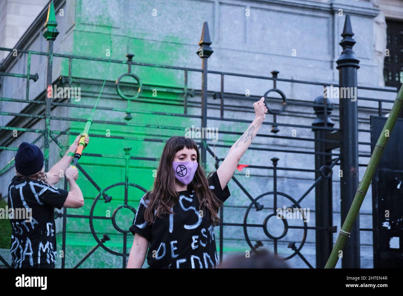 Buenos Aires, Argentinien; 24. September 2021: Global Climate Strike, Aktivisten von XR, Extinction Rebellion, werfen beim Nationalkongress grüne Farbe als ein Stockfoto