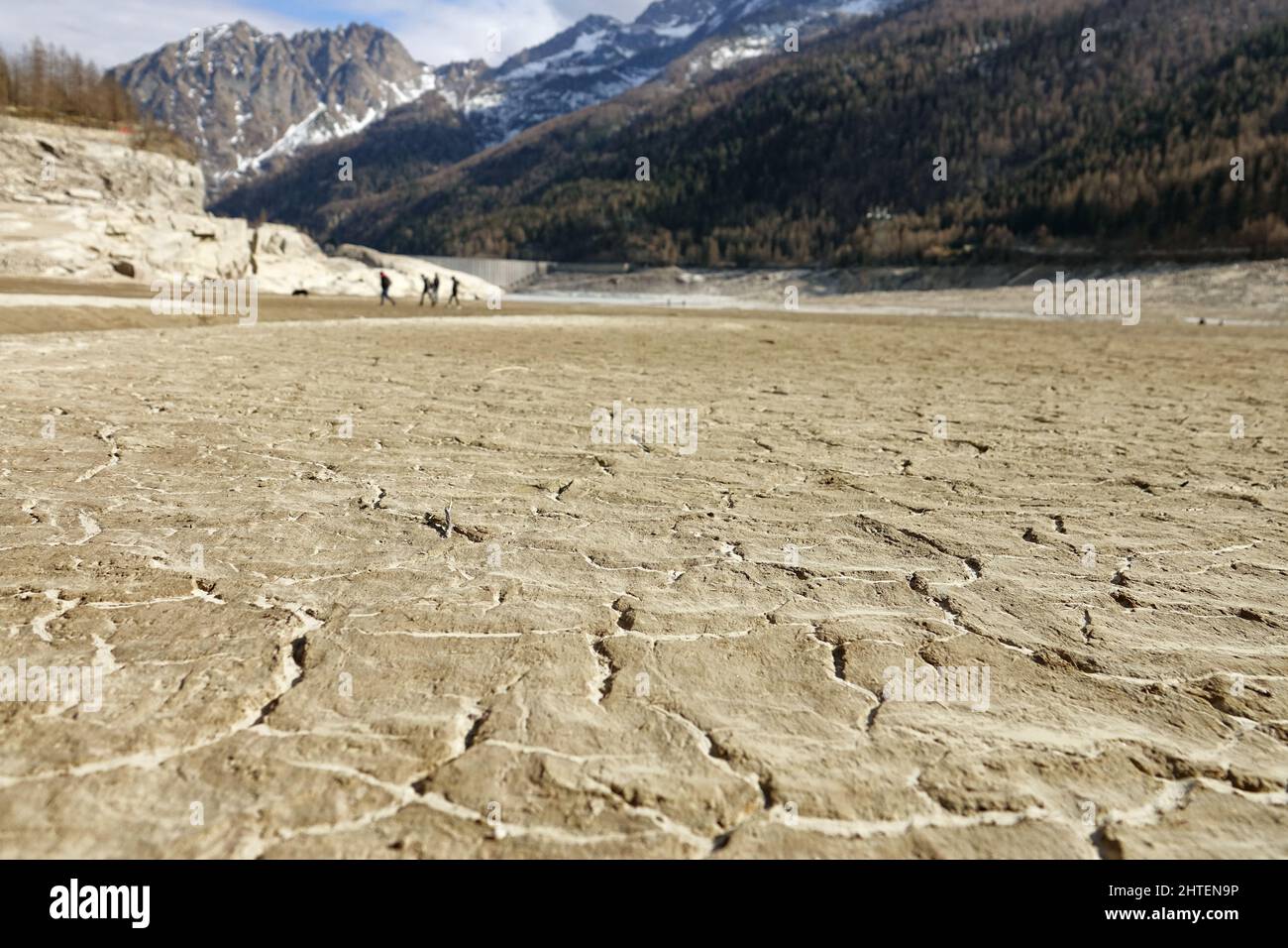 Klimawandel. Großer Bergsee vollständig durch Dürre entwässert. Ceresole Reale, Italien - Februar 2022 Stockfoto