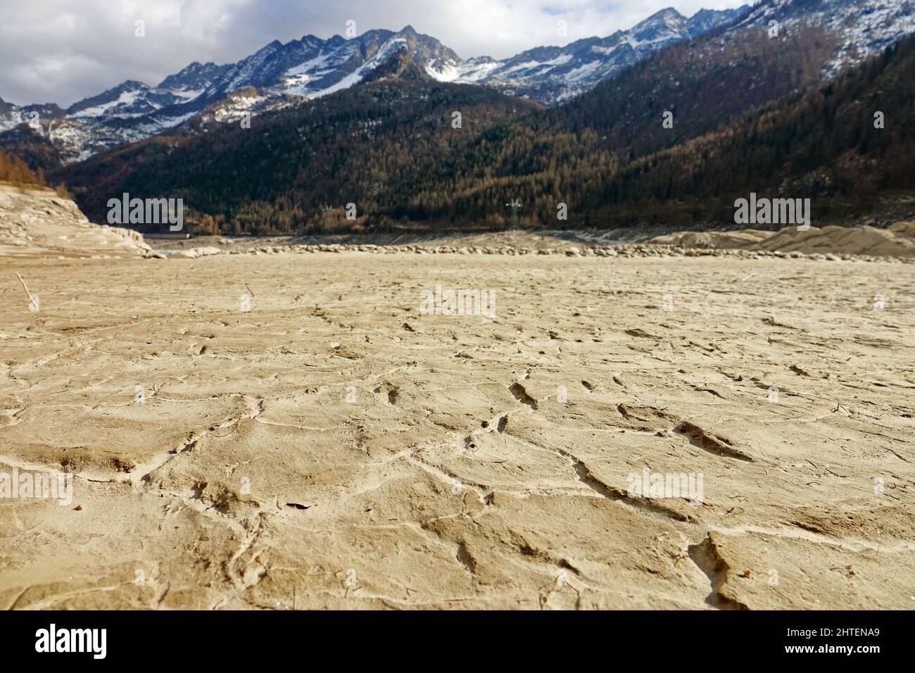 Klimawandel. Großer Bergsee vollständig durch Dürre entwässert. Ceresole Reale, Italien - Februar 2022 Stockfoto
